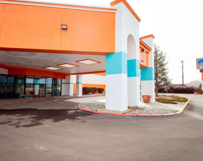 Howard Johnson Hotel And Convention Center by Wyndham - Außenansicht