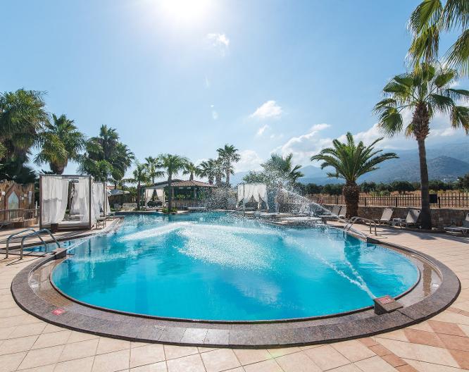 Oasis Studios - Pool