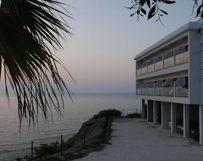 E.J. Pyrgos Bay Hotel - Außenansicht
