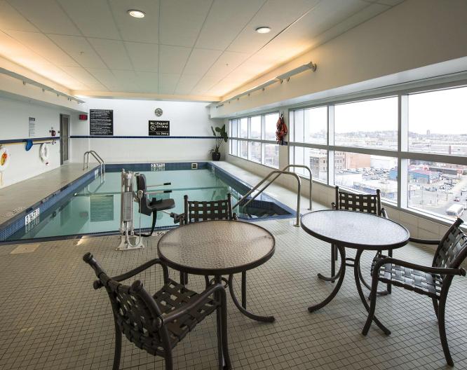 Hampton Inn and Suites Boston Crosstown Center - Pool