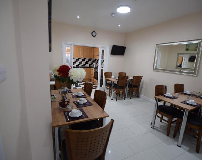 Woodlands Lodge Ilford - Essen und Trinken