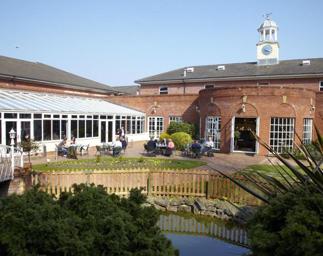 Village Hotel Chester St Davids - Außenansicht