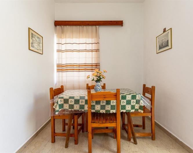 Alexandros Studios And Apartments - Essen und Trinken