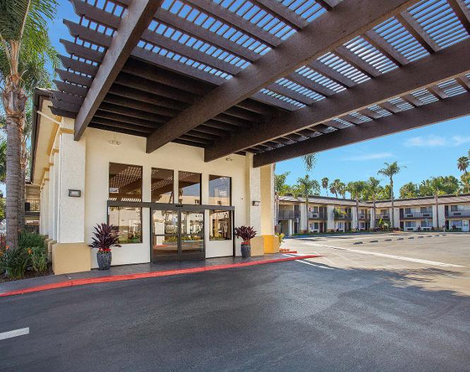 Stanford Inn & Suites Anaheim - Außenansicht