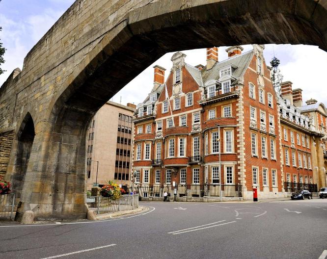 The Grand, York - Außenansicht