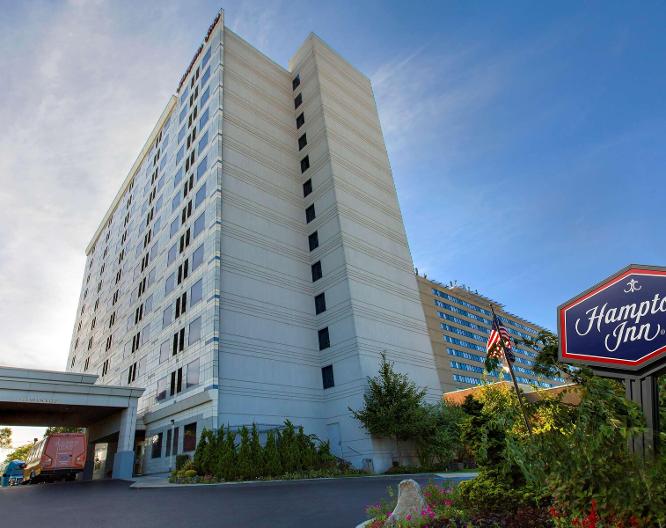 Hampton Inn NY-JFK - Außenansicht