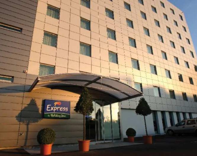 Holiday Inn Express Geneva Airport - Außenansicht