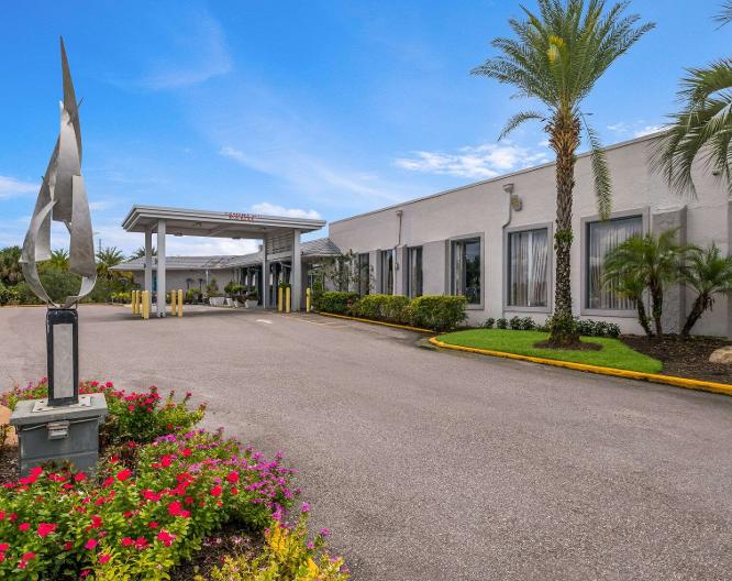 Clarion Inn & Suites Across From Universal Orlando Resort Hotel - Außenansicht