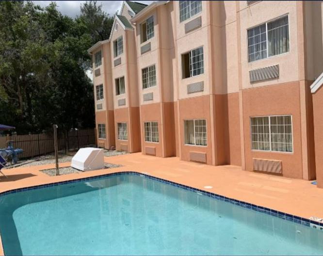 Days Inn & Suites by Wyndham Tampa / Raymond James Stadium - Außenansicht