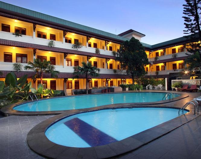 Cakra Kembang Hotel - Außenansicht
