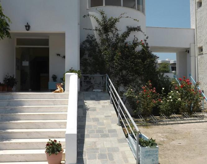 Leonidas Hotel And Studios - Außenansicht