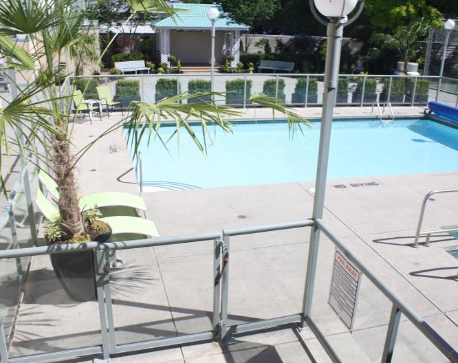 Executive Plaza Hotel Metro Vancouver - Pool