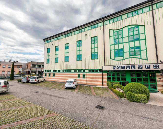 West Point Airport Hotel - Außenansicht