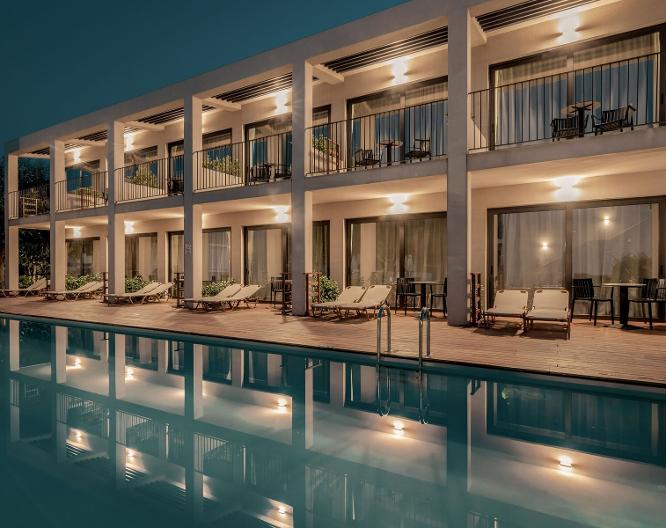 New Beach Hotel - Pool