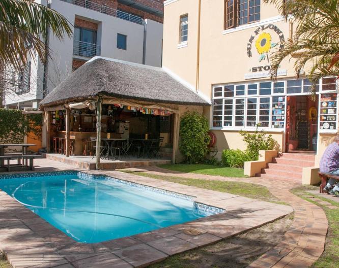 A Sunflower Stop Backpacker & Hostelling - Pool