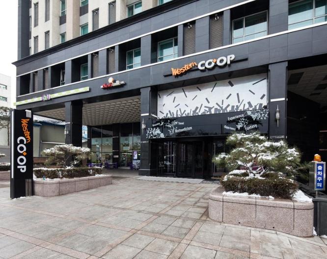 Western CO-OP Residence - Außenansicht