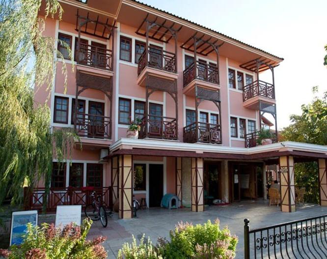 Pink Palace Hotel - Außenansicht