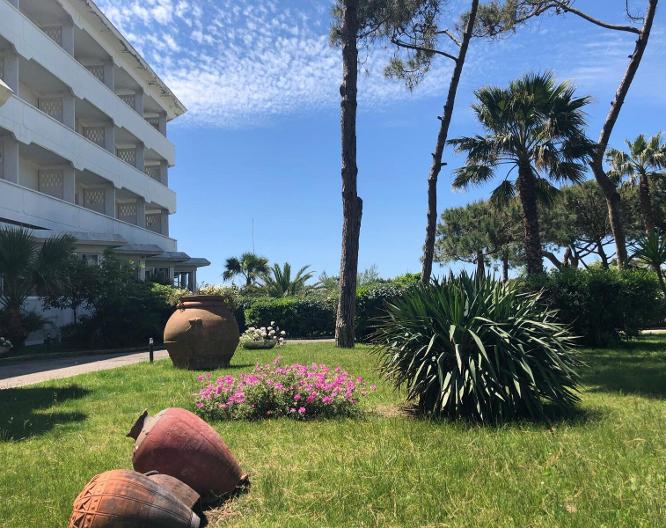 Domizia Palace Hotel - Außenansicht