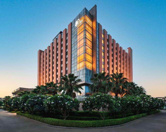 DoubleTree by Hilton Gurugram Baani Square - Außenansicht