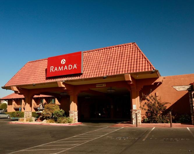 Ramada Fresno North - Außenansicht