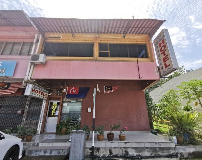 Spot On 90305 Hen Hen Hotel - Außenansicht