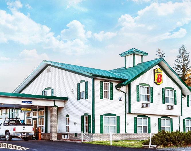 Super 8 by Wyndham 100 Mile House - Außenansicht