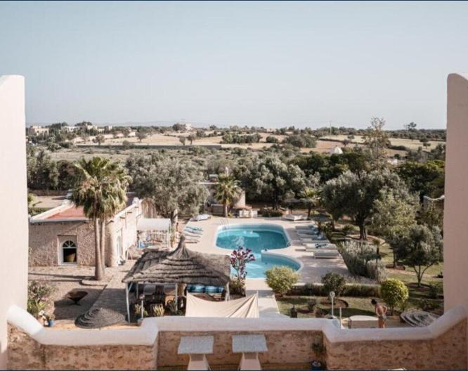 Out Of Medina - Pool