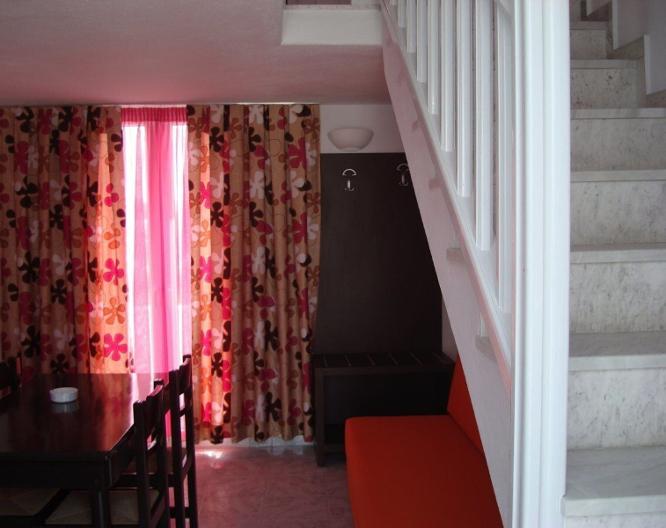 Elena Suites - Essen und Trinken