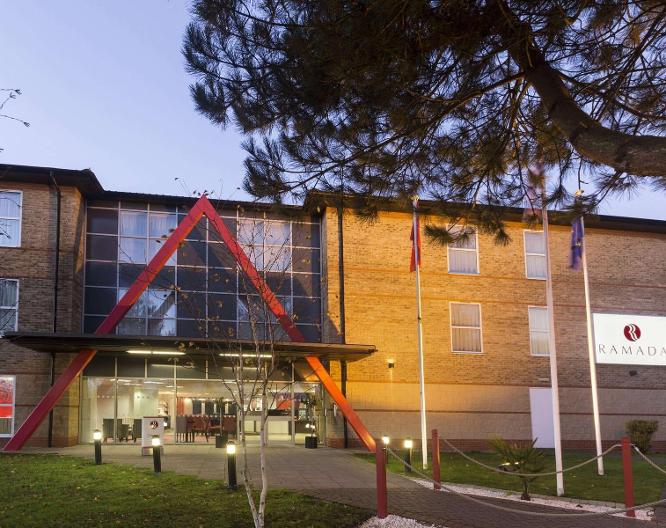 Ramada by Wyndham London Stansted Airport - Außenansicht