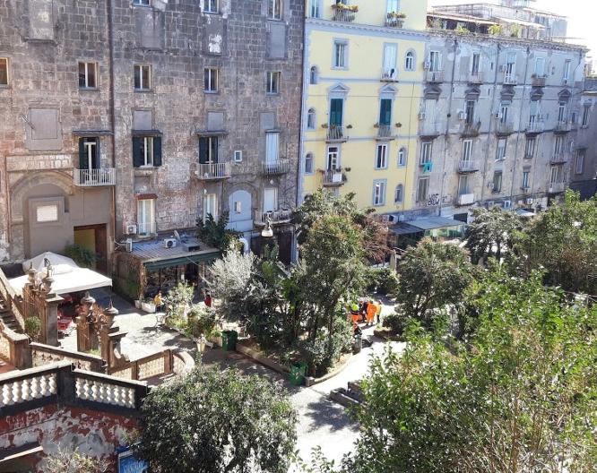 Piazza Bellini - Außenansicht