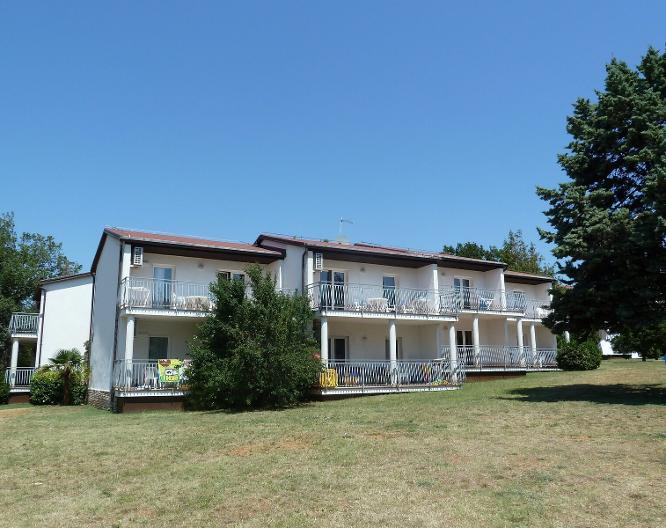 Ai Pini Medulin Resort - Außenansicht