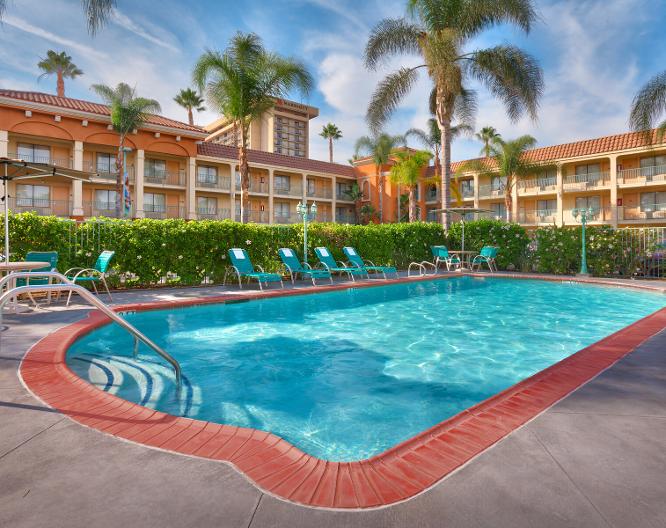 Cortona Inn & Suites Anaheim Resort - Außenansicht