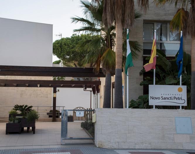 Aparthotel Novo Sancti Petri - Außenansicht