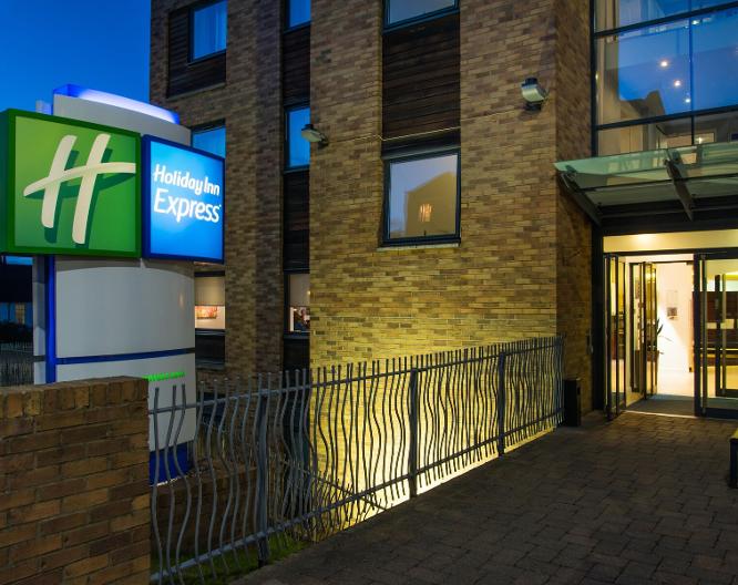 Holiday Inn Express Hemel Hempstead - Außenansicht