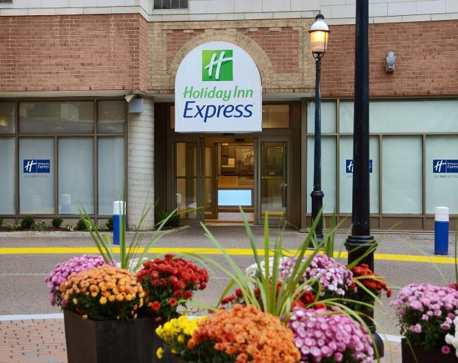 Holiday Inn Express Toronto Downtown - Außenansicht