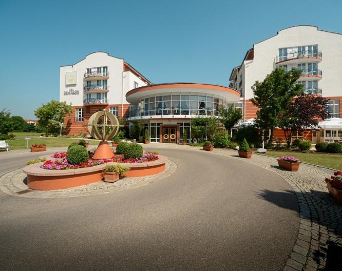 The Monarch Hotel - Außenansicht