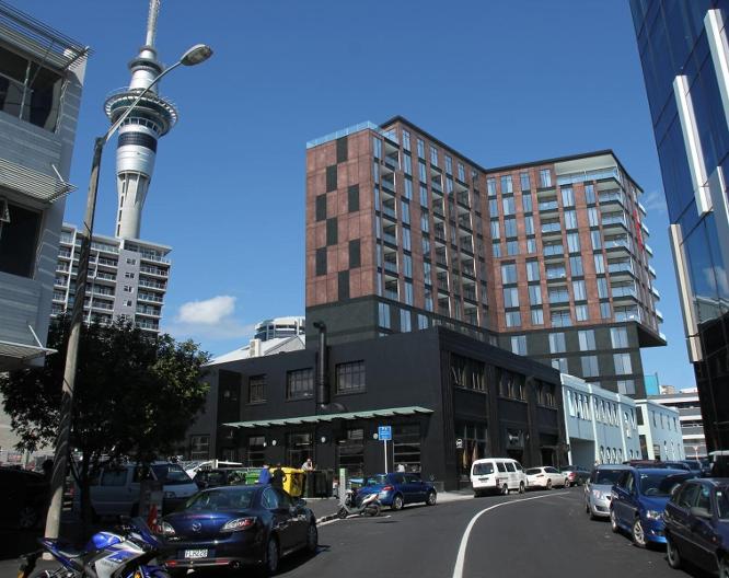 Ramada Suites By Wyndham Victoria Street West - Außenansicht