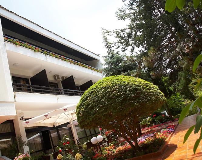 Pela Hotel - Außenansicht