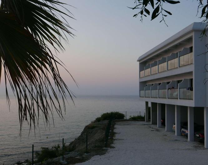E.J. Pyrgos Bay Hotel - Außenansicht