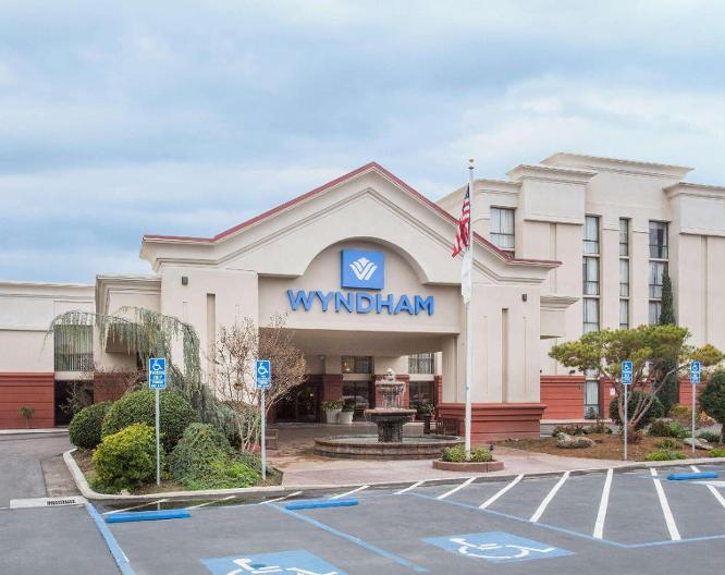 Wyndham Visalia Hotel - Außenansicht